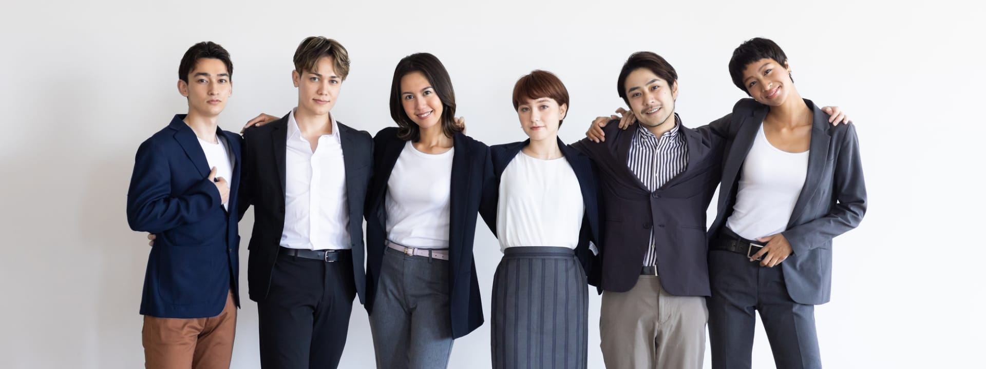 スライド画像：多様な人種のひとびとが肩を組んでいる写真